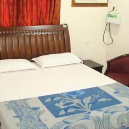 Lloyds Guest House, North Boag Road, T. Nagar Ченнаи Экстерьер фото