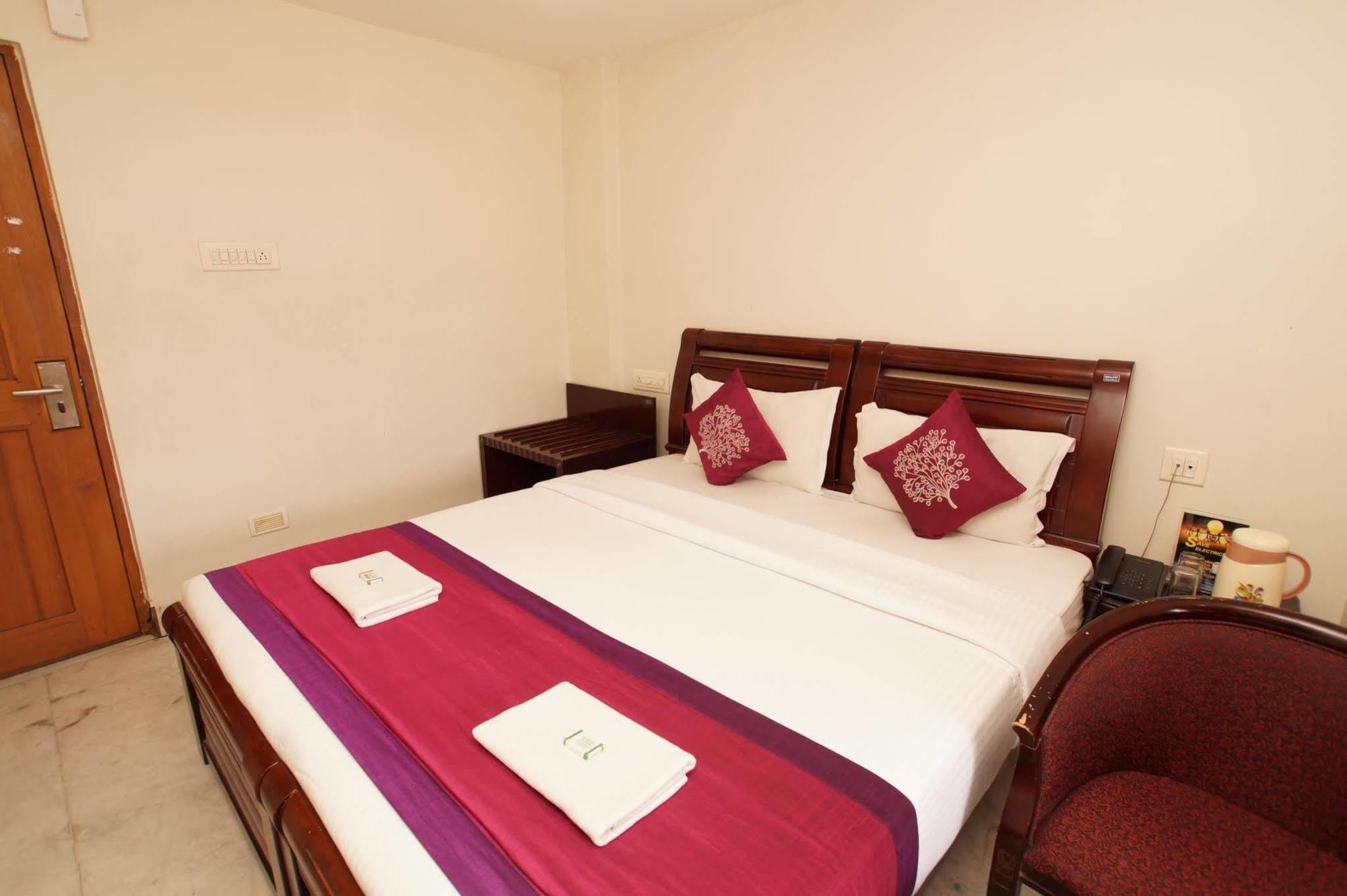 Lloyds Guest House, North Boag Road, T. Nagar Ченнаи Экстерьер фото